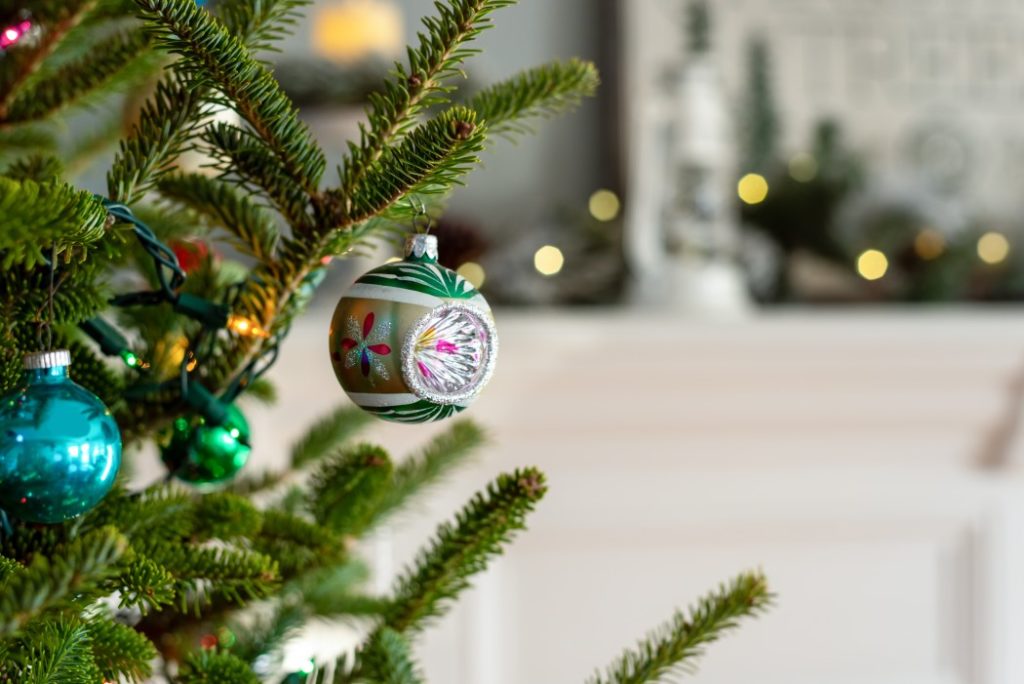 Simple and Efficient Holiday House Cleaning: Tips and Tricks To Tidy Up Your Home 9 home interior christmas christmas tree holiday living room decorations holiday spirit holiday decor t20 omvaaA